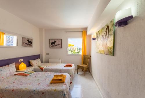 A bed or beds in a room at Apartamentos Mallorca SL