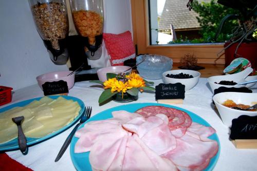 uma mesa com pratos de comida numa mesa em Haus Friedeck em Ramsau am Dachstein