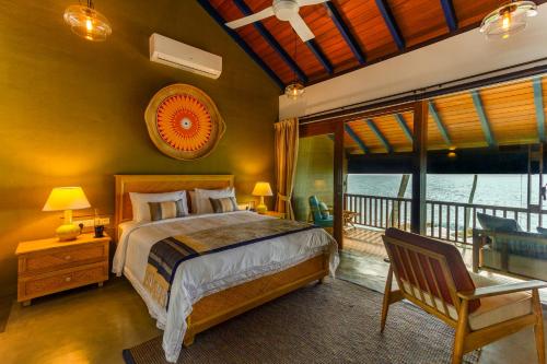 Tempat tidur dalam kamar di Bay Villas Balapitiya