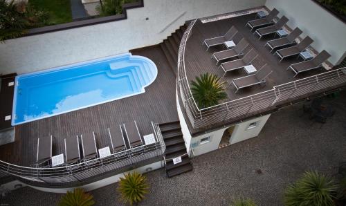 een uitzicht over een zwembad op een gebouw bij Residence Alle Palme in Riva del Garda