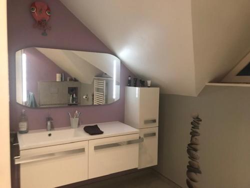 a kitchen with a sink and a mirror at Le gîte de SoleilMapou pour 12 personnes en Normandie près de Fécamp et d'Etretat, idéal grandes tribus, vous pouvez me joindre au zéro six soixante dix huit soixante treize trente six quatre vingt onze pour réserver en direct in Ganzeville