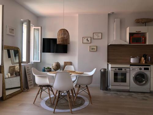 une cuisine et une salle à manger avec une table et des chaises dans l'établissement L’Erso, à La Ciotat