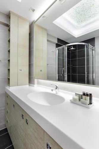 Modern 1BD Apartment close to the Acropolis Museum by UPSTREET