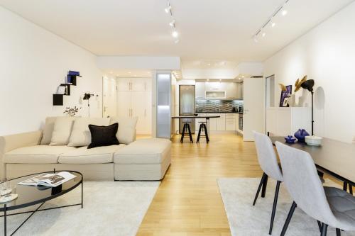 Modern 1BD Apartment close to the Acropolis Museum by UPSTREET