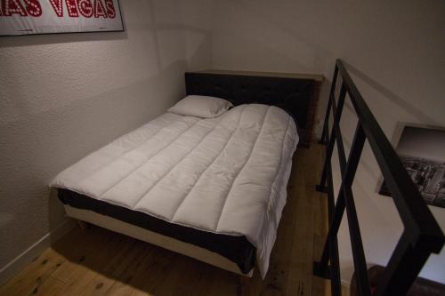 Кровать или кровати в номере Loft Stories