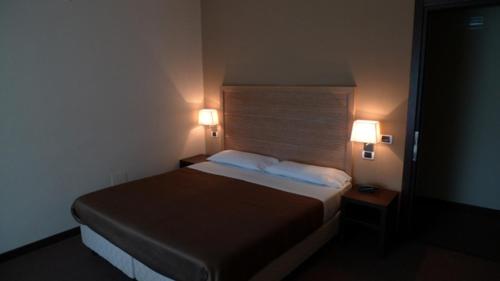 Un pat sau paturi într-o cameră la Hotel de Meis