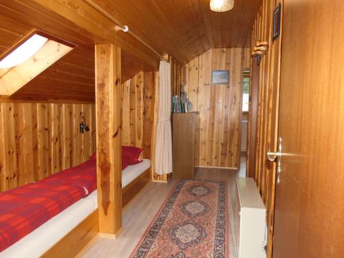 1 dormitorio con 1 cama en una cabaña de madera en Untermetzgersbauernhof Alpirsbach, en Alpirsbach