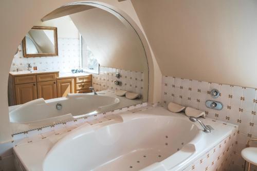a bathroom with two sinks and a large tub at "La Girelle, bord de mer" in Honfleur