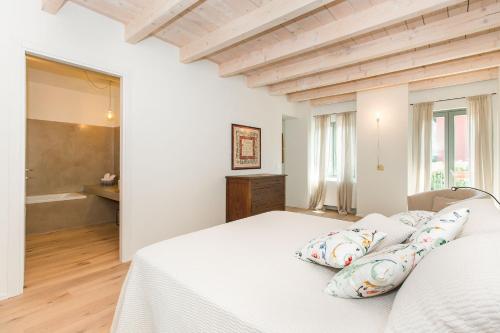 Postel nebo postele na pokoji v ubytování Appartamenti presso Cascina La Melagrana