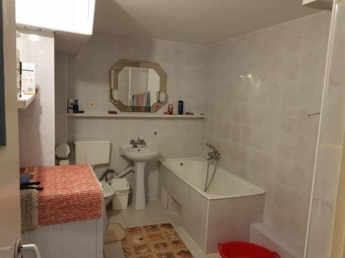 een badkamer met een wastafel, een bad en een toilet bij POKÓJ POMORSKA in Elblag