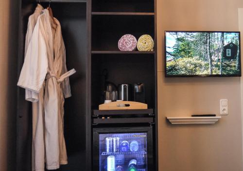 a room with a shelf with a vending machine at Comfort and Style in City Center with Ensuite Bathroom on Schaafenstraße in Cologne