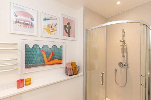 W łazience znajduje się prysznic, toaleta i umywalka. w obiekcie Oxfordshire Living - The Lewis Apartment - Oxford w Oksfordzie