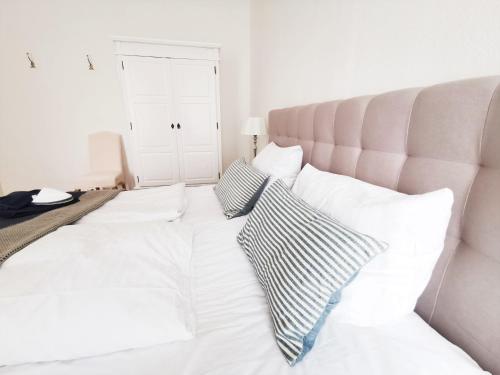 FRITZ by ROCKCHAIR Apartments l SUPERHOST Status l 3 Bedrooms Boxspringbeds 2 Bathrooms 2 Kitchen - Cozy Family & Business Flair welcomes you! photo 24