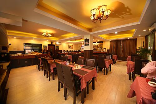 מסעדה או מקום אחר לאכול בו ב-DOM Himalaya Hotel