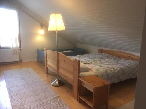 Un pat sau paturi într-o cameră la Farmholiday Kumpunen