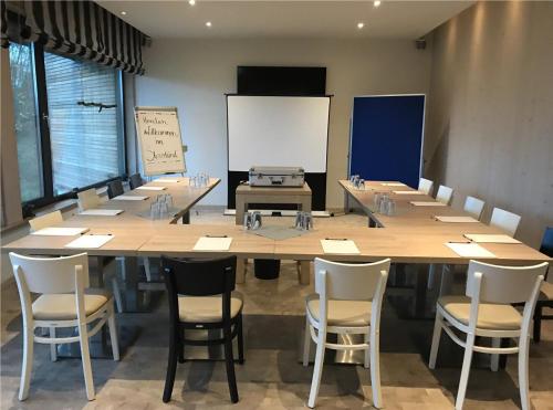 a large conference room with a large table and chairs at Familotel Strandkind in Pelzerhaken