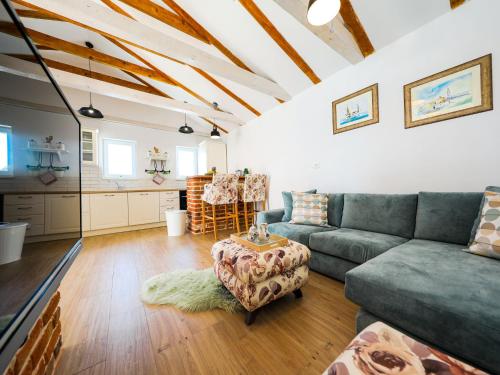 Posezení v ubytování Villa with private pool and terrace