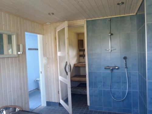 a bathroom with a shower with a glass shower at Farmholiday Kumpunen in Petäjävesi