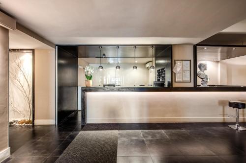 a lobby with a bar with a statue at Hotel Villafranca in Rome