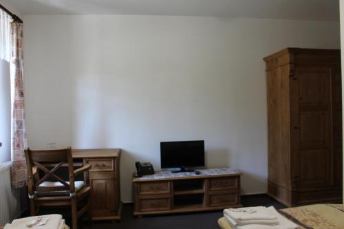 a room with a desk with a monitor and a chair at Relax pension Schonwald in Budišov nad Budišovkou