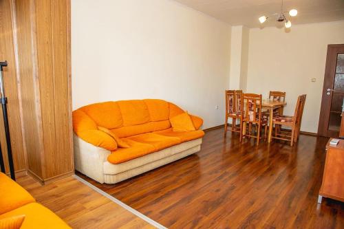 Кът за сядане в Colorful 1-BDR Apartment - Top center of Burgas