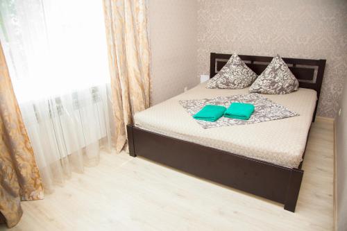 ザポリージャにある2Rooms Luxury Apartment on Gagarina near Intourist Hotelのベッドルーム1室(緑色のフォルダー2つ付)