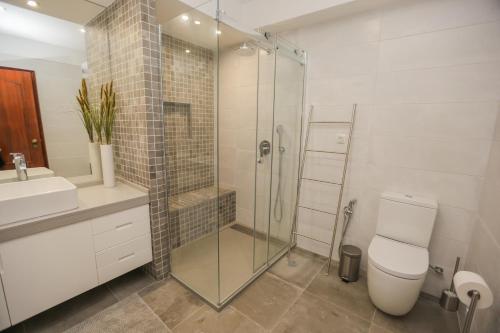 Un baño con ducha, inodoro y lavabo. en Like-home-T4-Bright Benfica Apt-Terrace, en Lisboa