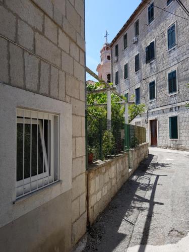 un edificio con una ventana en el lateral de una calle en Stipan Studio & Room, en Split