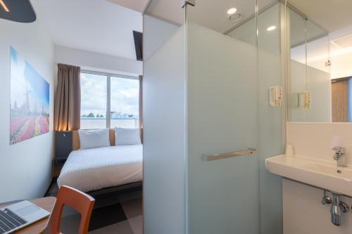 Phòng tắm tại Maxhotel Amsterdam Airport Schiphol