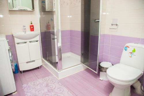 Koupelna v ubytování 2 Rooms Luxury Apartment on Divnogorskaya 13 Street