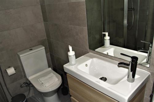 Ванная комната в Caparica Sea View Apt by be@home