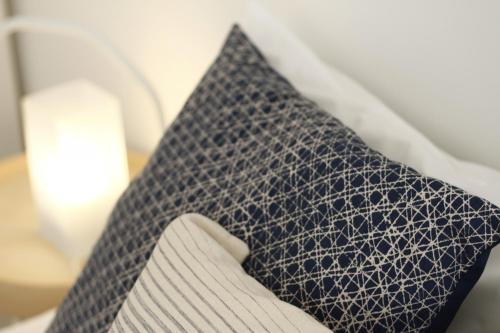 Säng eller sängar i ett rum på Caparica Sea View Apt by be@home