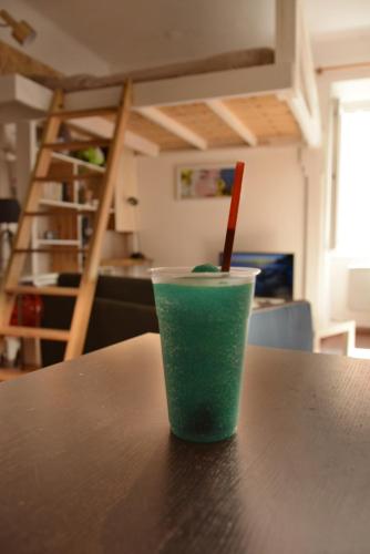 una taza verde con una paja sentada en una mesa en Le Studio du Cardinal Central/ Wifi/ Ajaccio à pieds!, en Ajaccio