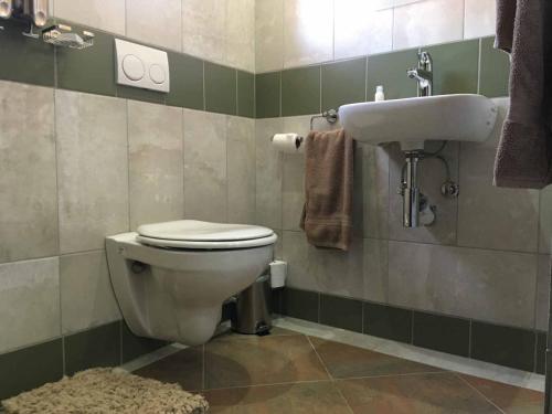 un baño con inodoro y lavabo en Halleria Self Catering, en White River