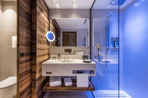 a bathroom with a sink and a shower at BAD MOOS - Aqua Spa Resort in Sesto