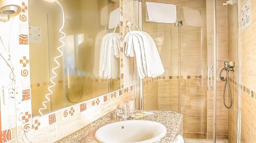 bagno con lavandino e doccia di Hotel Albero a Granada