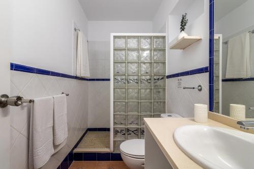 biała łazienka z umywalką i toaletą w obiekcie Flatguest Villa Yaiza w mieście San Bartolomé