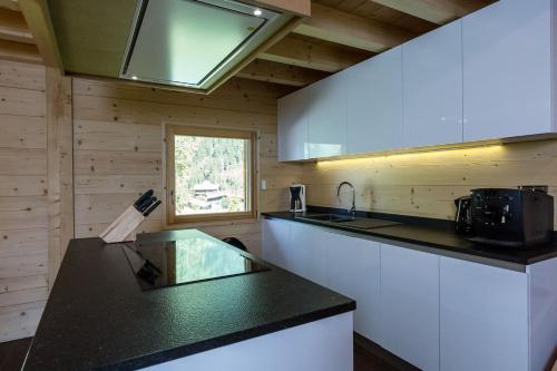 a kitchen with a counter top and a sink at Superbe chalet-11 personnes-Chamonix(Les Bossons) in Chamonix-Mont-Blanc
