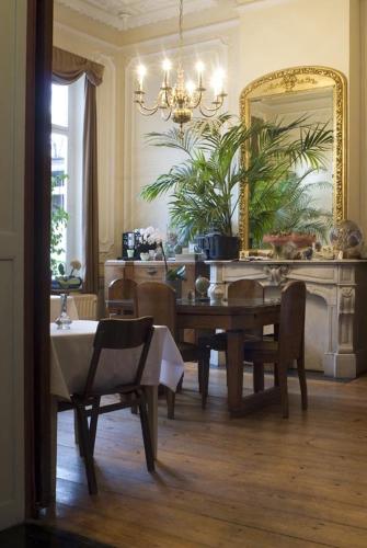 a dining room with a table and a mirror at Atlas B&B in Ghent