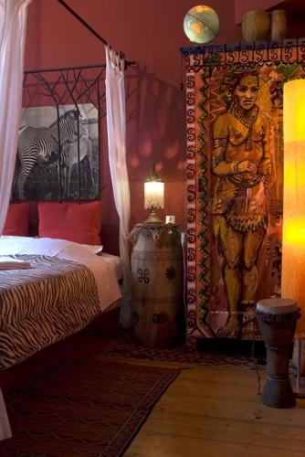 a bedroom with a bed and a painting on the wall at Atlas B&B in Ghent