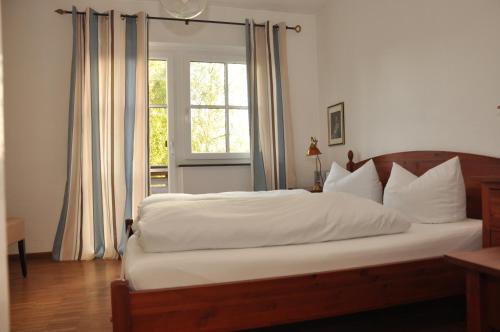 En eller flere senge i et værelse på Gasthaus Hofmann