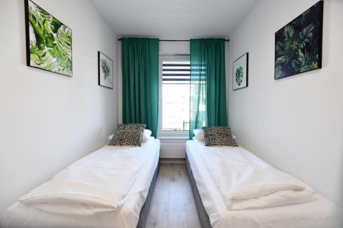 Posteľ alebo postele v izbe v ubytovaní Apartament Lazur z miejscem postojowym w garażu