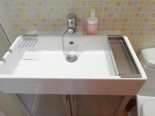 ベナルマデナにあるApartamento-estudio Benalmádena Maite-3のバスルーム(白い洗面台、トイレ付)