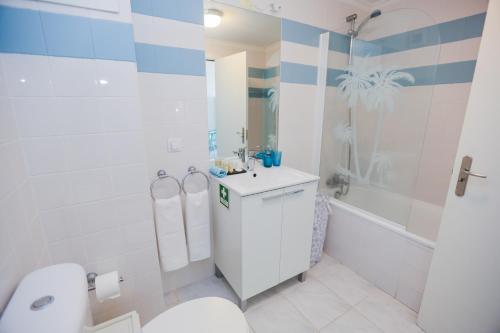 a bathroom with a sink and a toilet and a tub at Like-Home-T1-Sun & Beach-Pools, AC in Ericeira