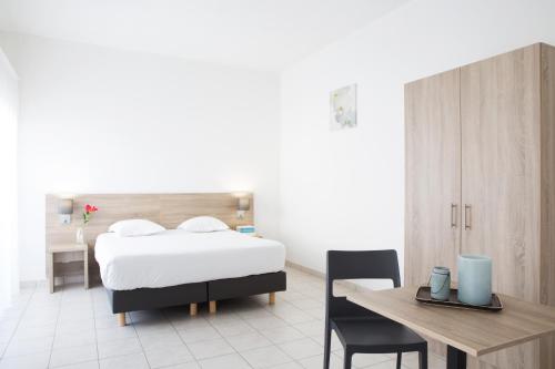 Кровать или кровати в номере Zenitude Hôtel-Résidences La Versoix