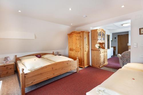 Кровать или кровати в номере Hotel Silberdistel