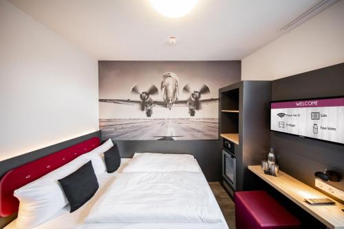 Postel nebo postele na pokoji v ubytování SMARTY Airport Cologne Hotel - KONTAKTLOSER SELF CHECK-IN