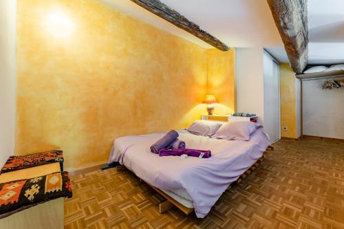 une chambre avec un grand lit dans une pièce dans l'établissement Le Central par Dodo-a-Cassis, à Cassis