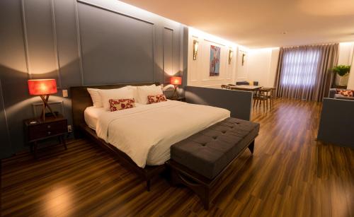 Кровать или кровати в номере Danang Boutique Hotel