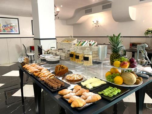 una mesa llena de muchos tipos de alimentos diferentes en Astrea Wellness & Spa, en Altavilla Silentina
